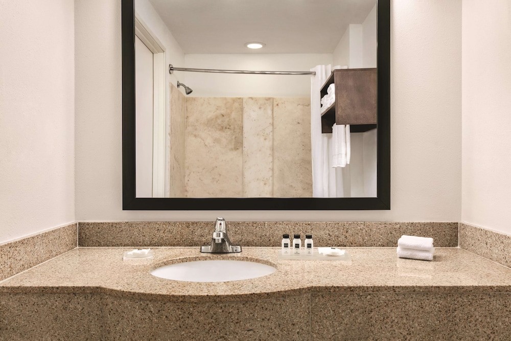 Country Inn and Suites by Radisson Tampa/Brandon FL 18/38