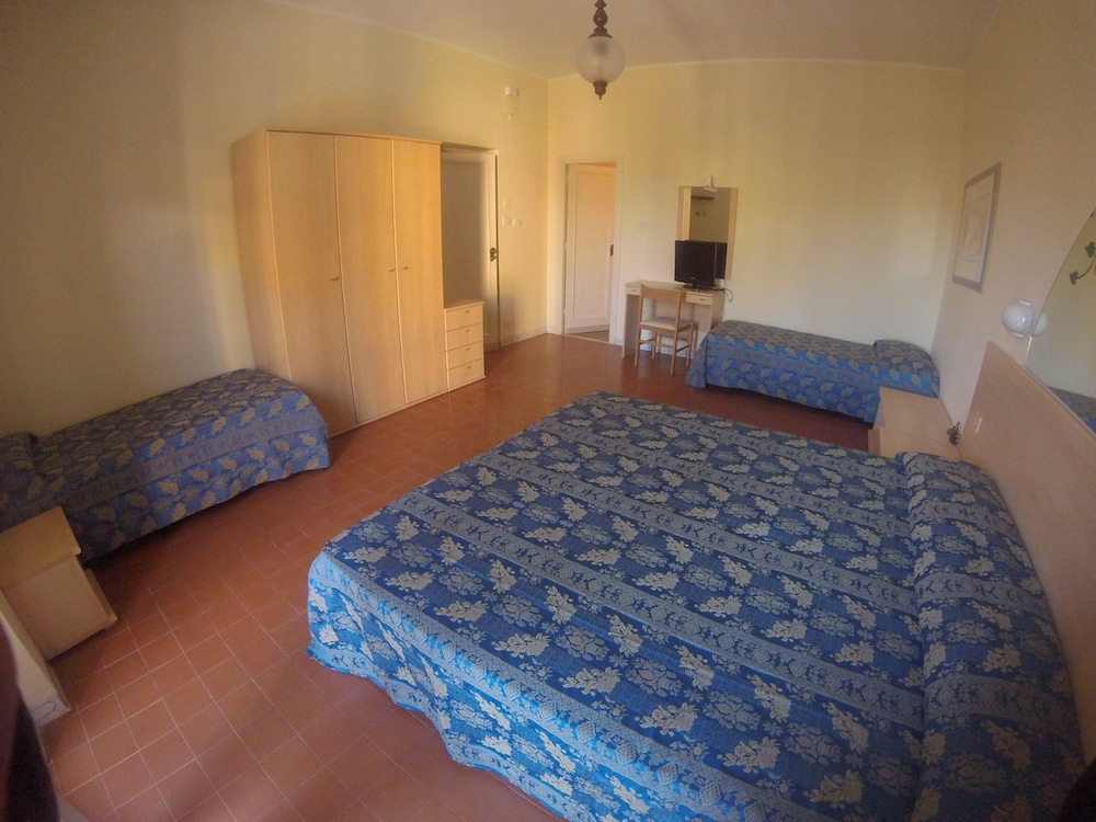 ROOM, DOUBLE OR TWIN BED