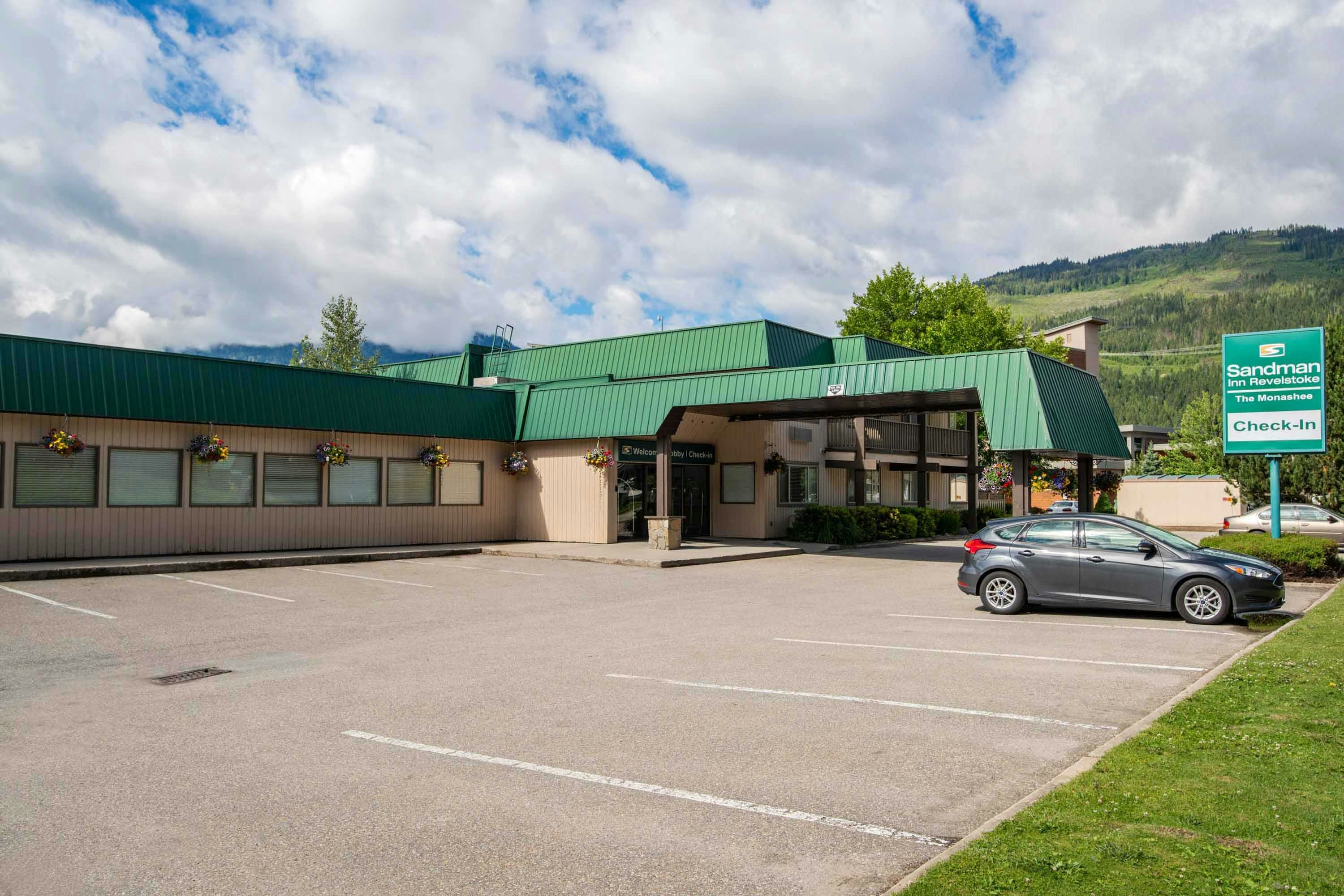 Sandman Hotel Revelstoke 24/26