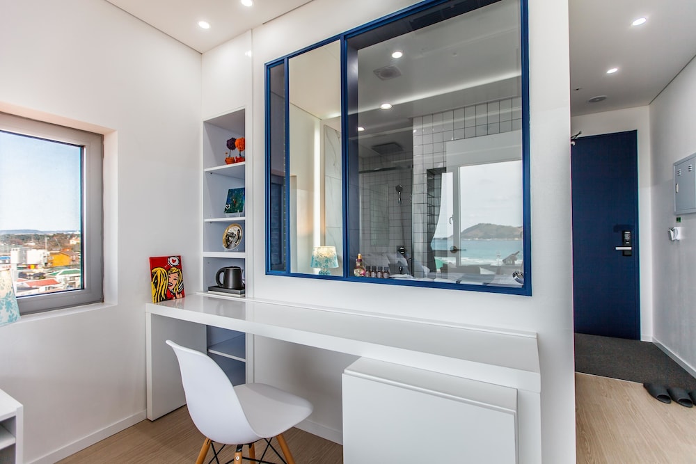Bluespring Boutique Hotel 48/50