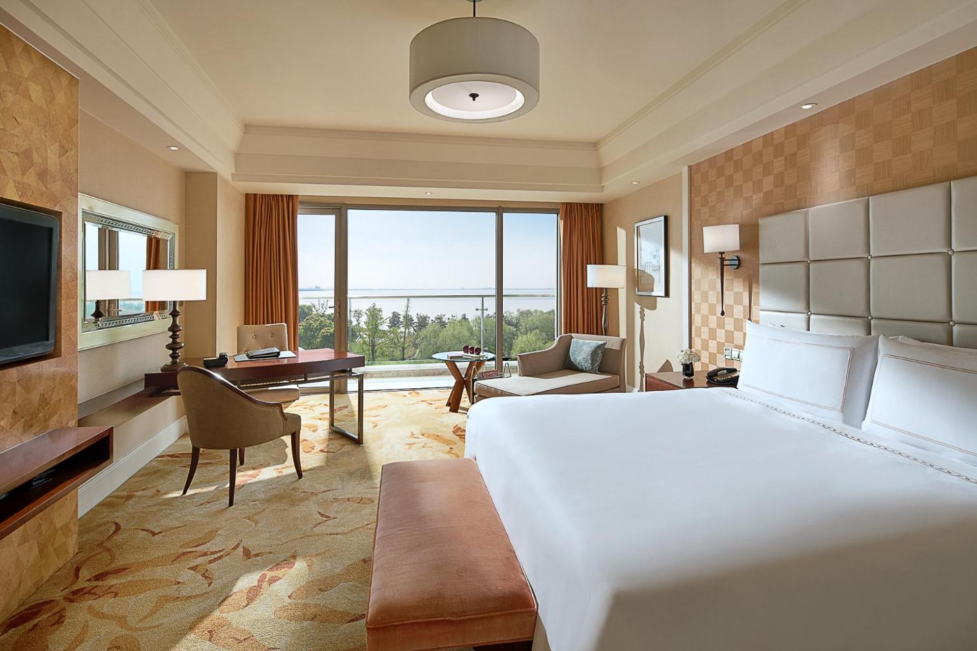 Fairmont Gold, King Bed, Lake View