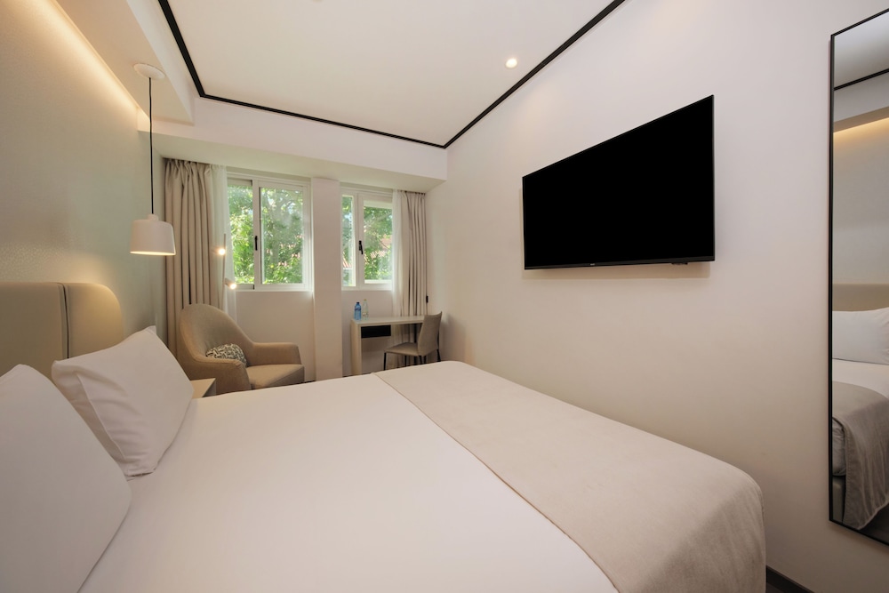 ROOM, SINGLE