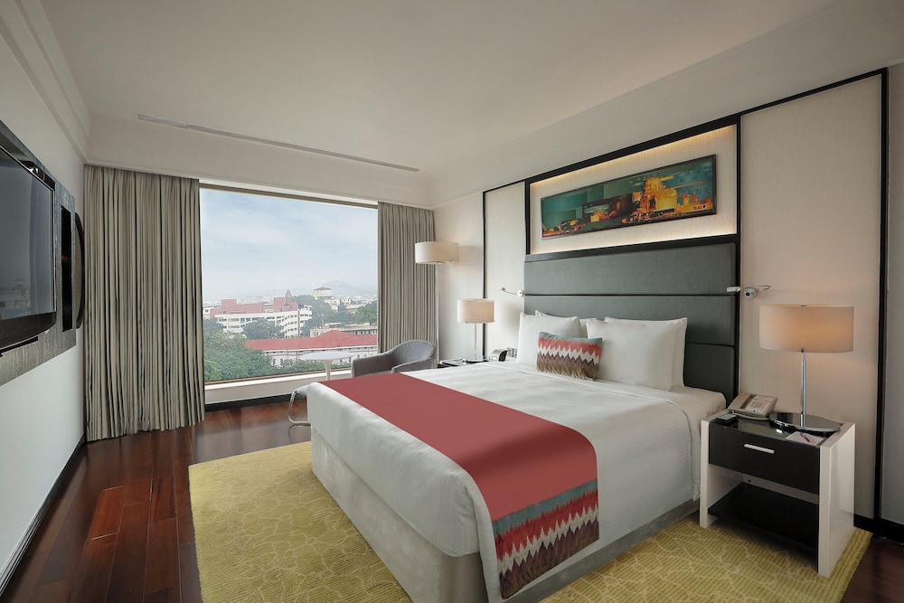 Suite, King Bed, Club Lounge Access, Accessible