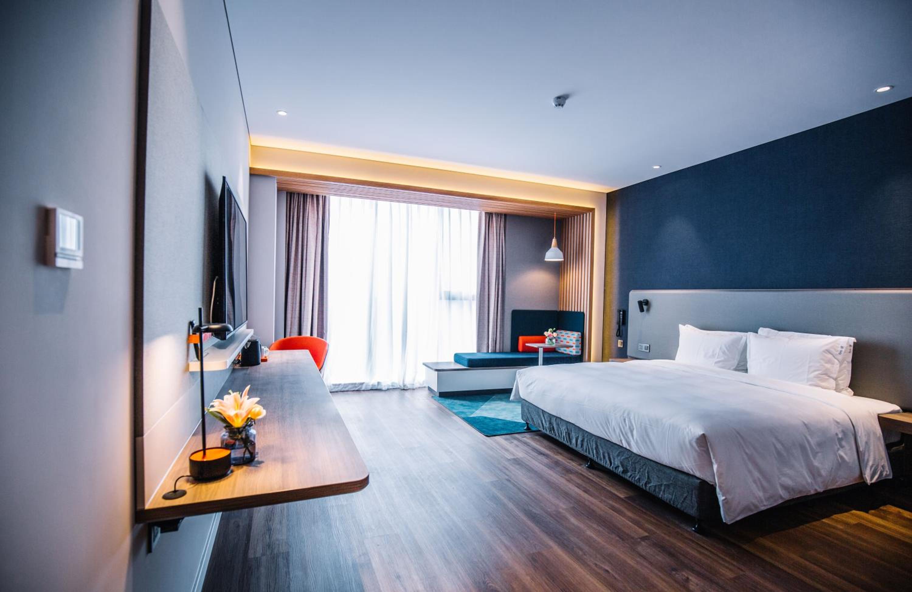 Xtra Space, Standard, King Bed