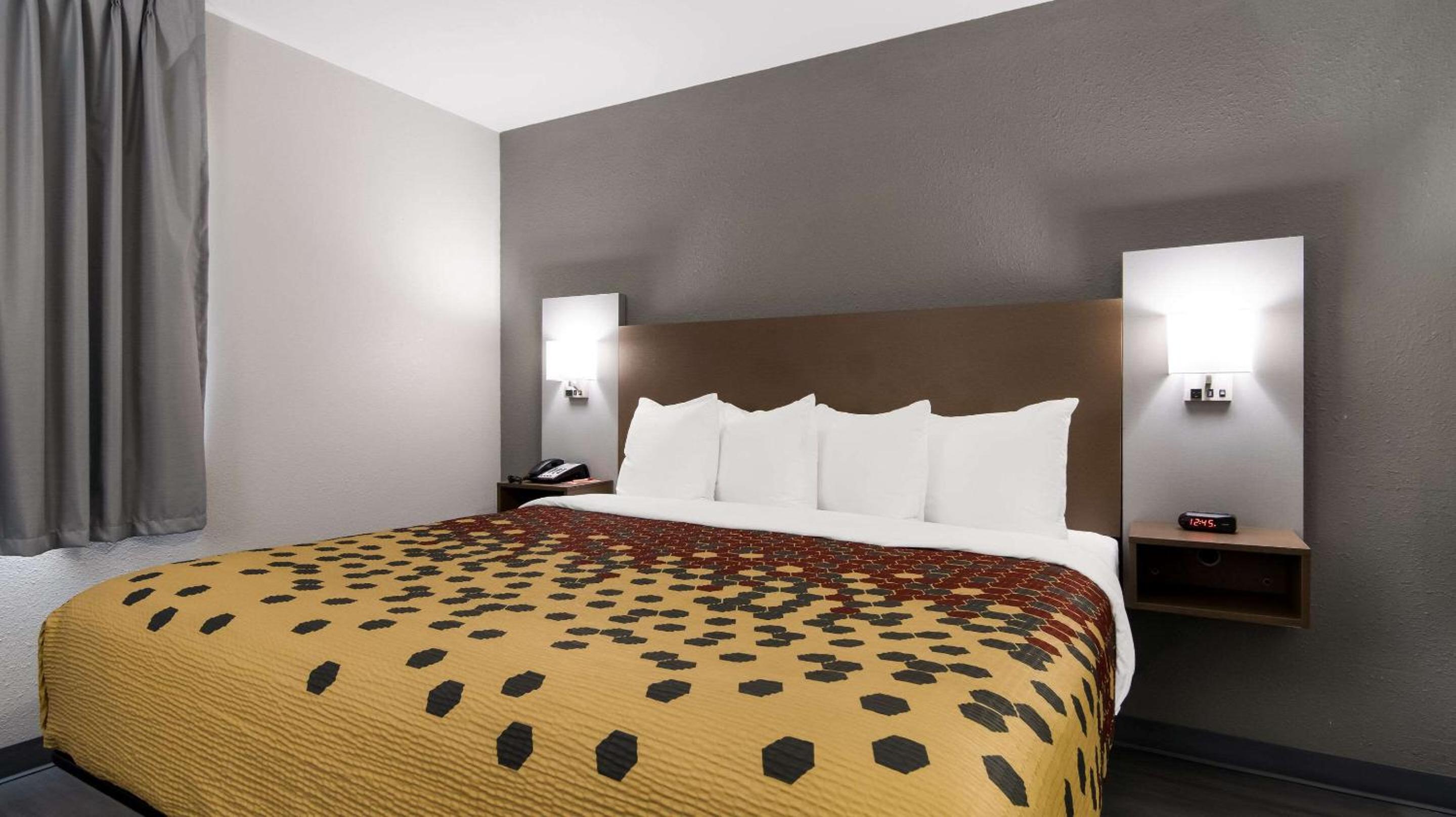 Econo Lodge Portage 17/40