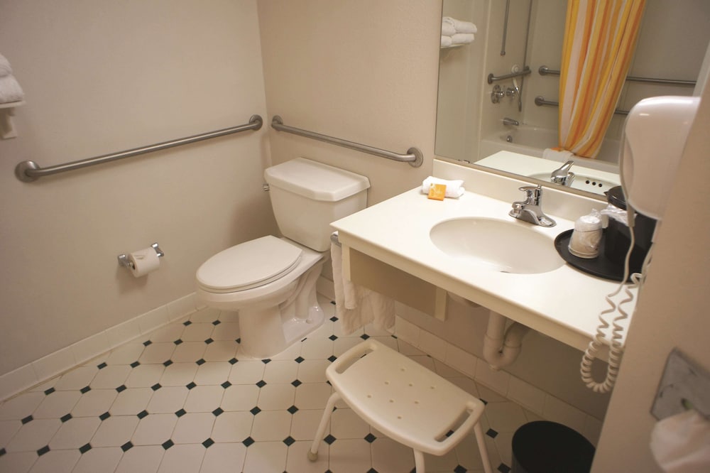 غرفة سوبيريور بسرير كينج لذوي الإعاقة، La Quinta Inn Suites Winston Salem 4/4