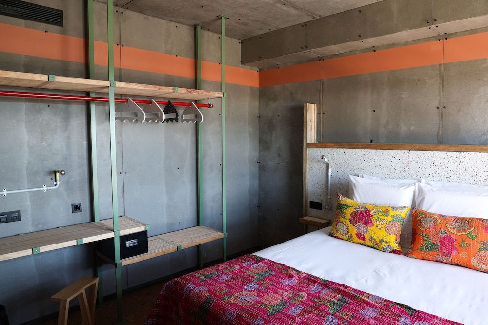 ROOM, DOUBLE BED