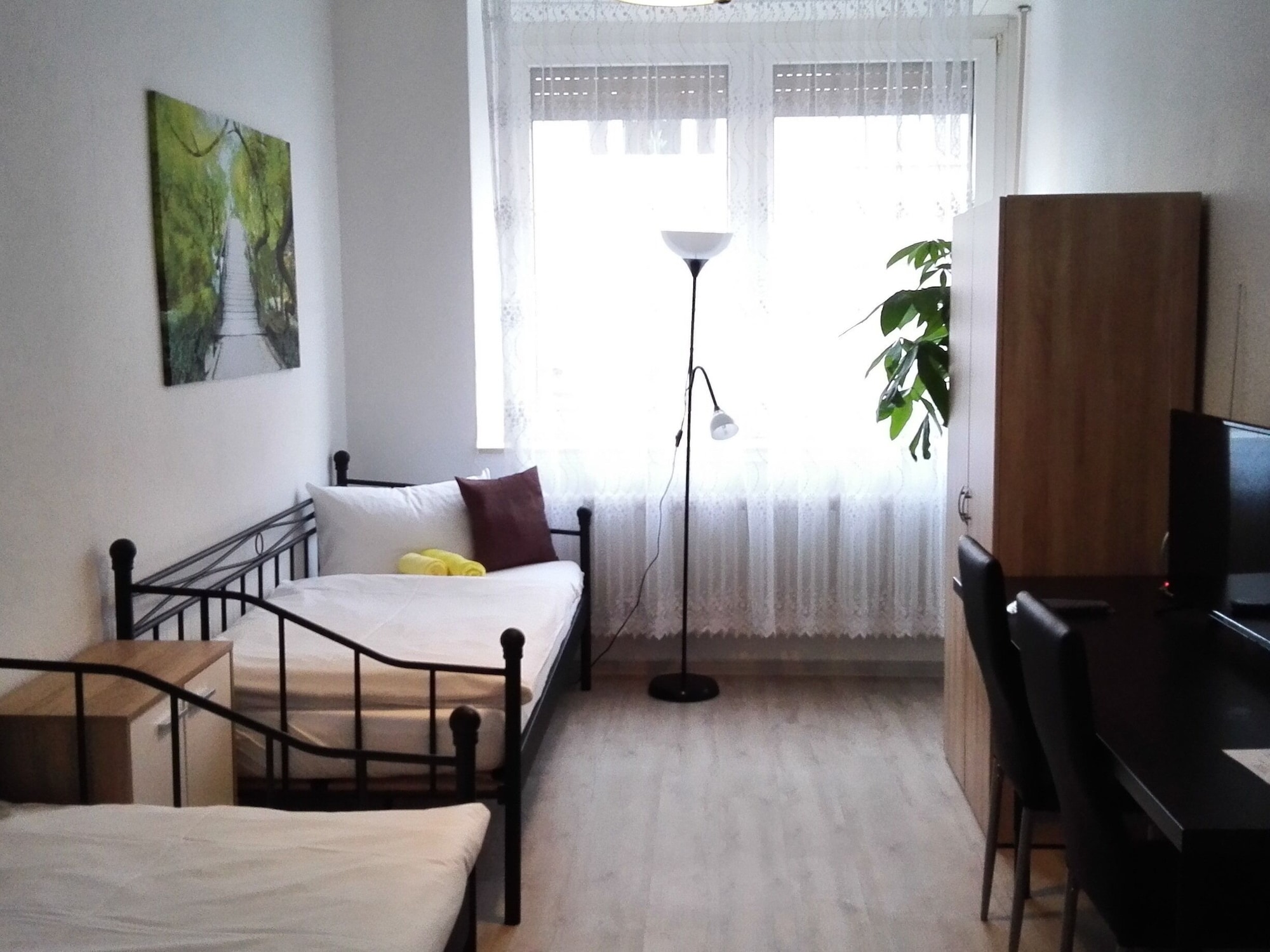 STANDARD, TWIN BEDS, SHARED BATHROOM