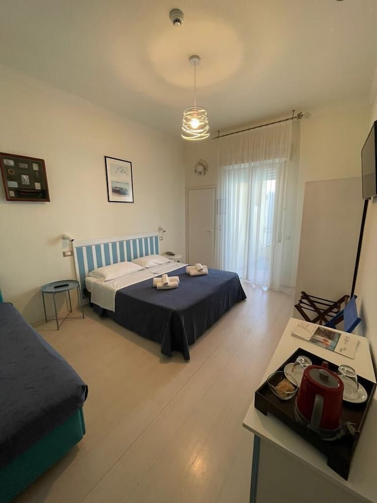 ROOM, QUADRUPLE