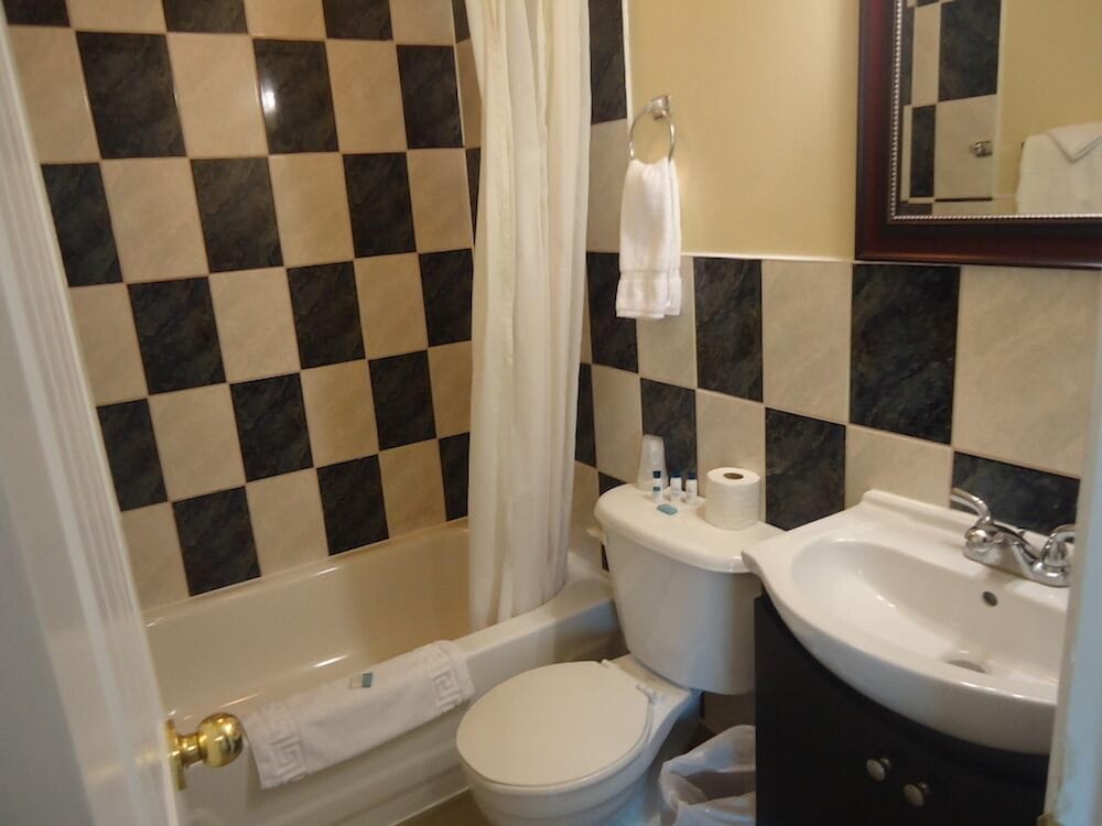 Bayside Inn & Waterfront Suites 35/40