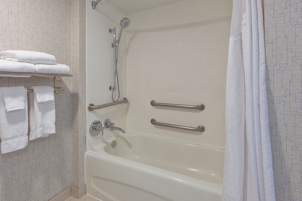 Holiday Inn Express Suites Blackburg University Area 71/74