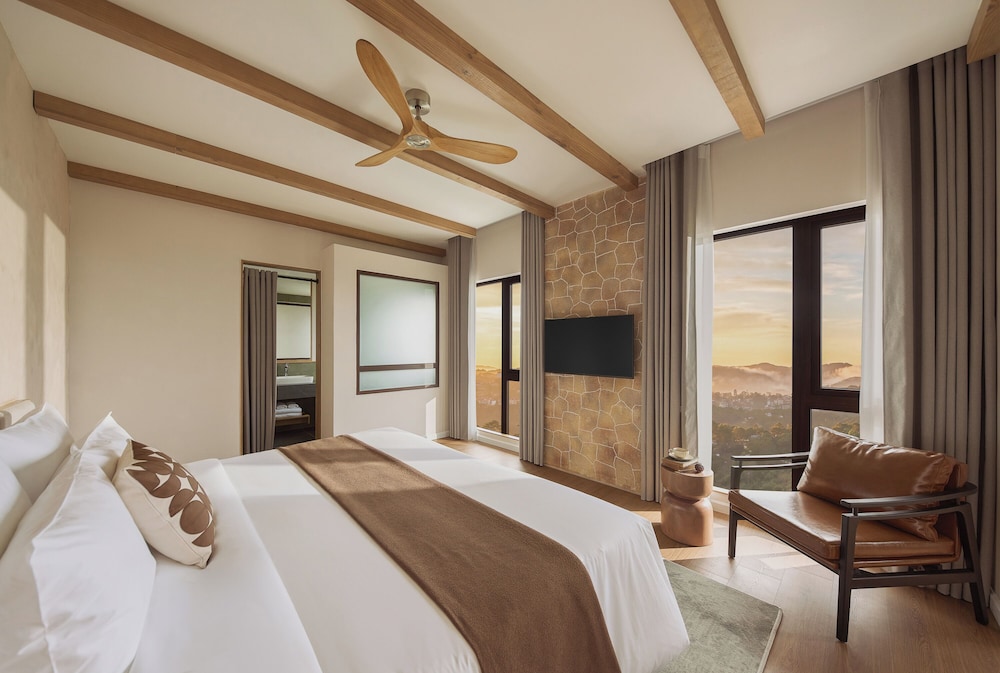 Grand, King Bed, Valley View
