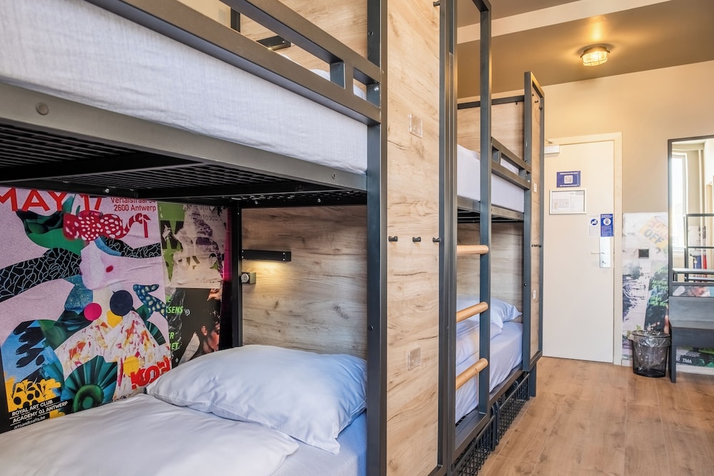 MIXED DORM, 8 BEDS