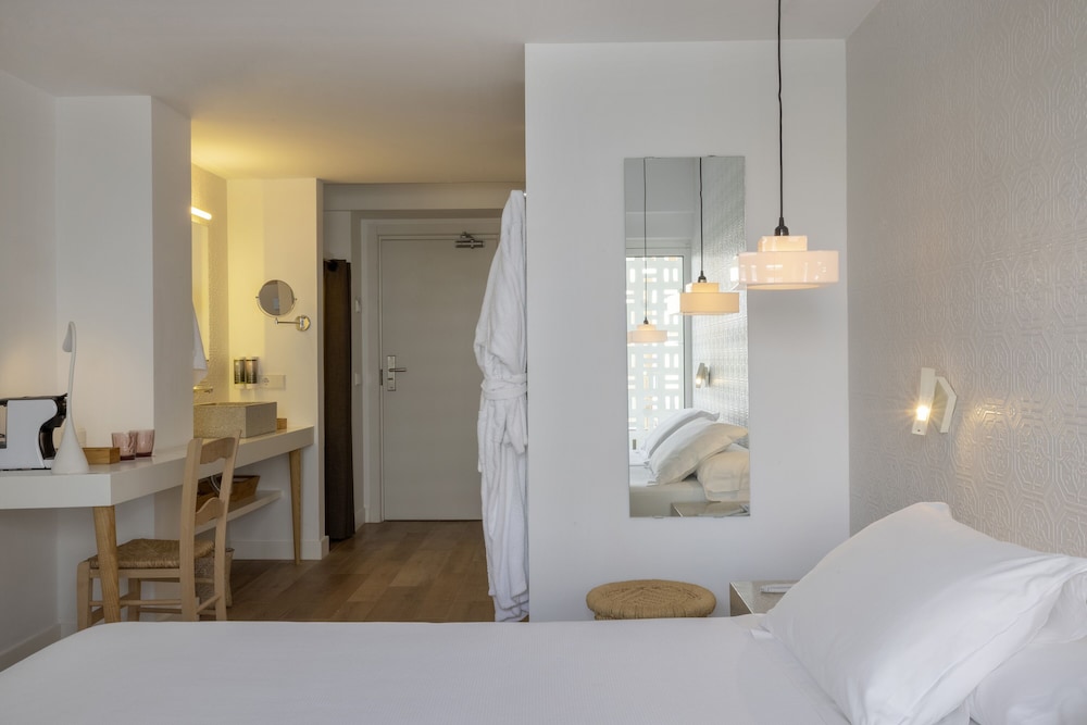 PREMIUM, DOUBLE BED, POOL VIEW, TERRACE
