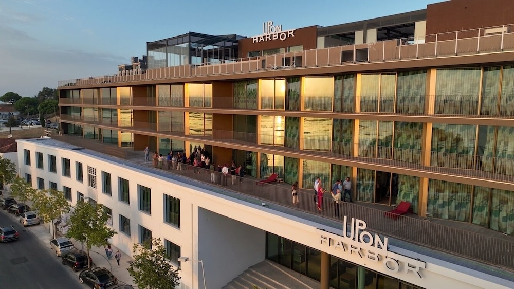 Upon Harbor - Seixal Bay Hotel 1/50