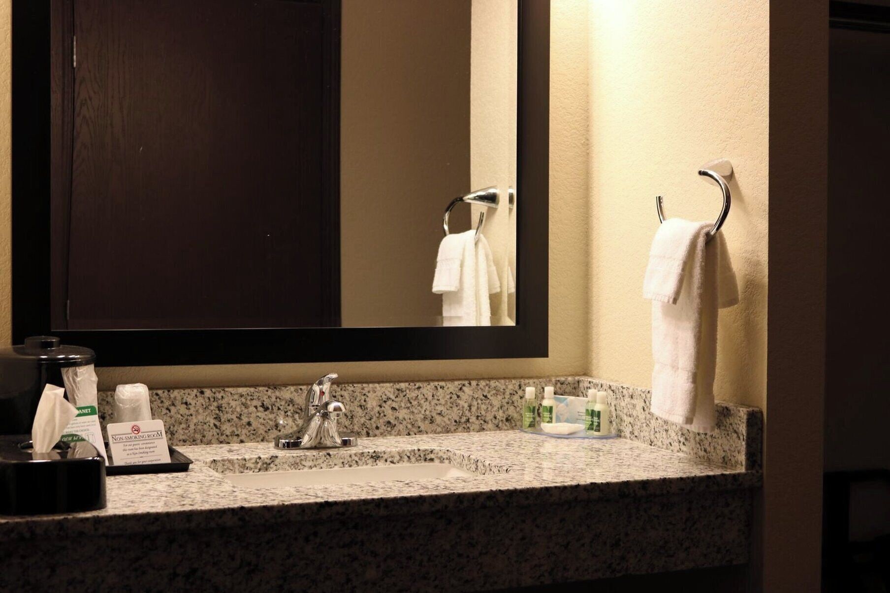 جناح بسرير كينج مع أريكة بحوض جاكوزي، Cobblestone Inn and Suites Maryville 10/10