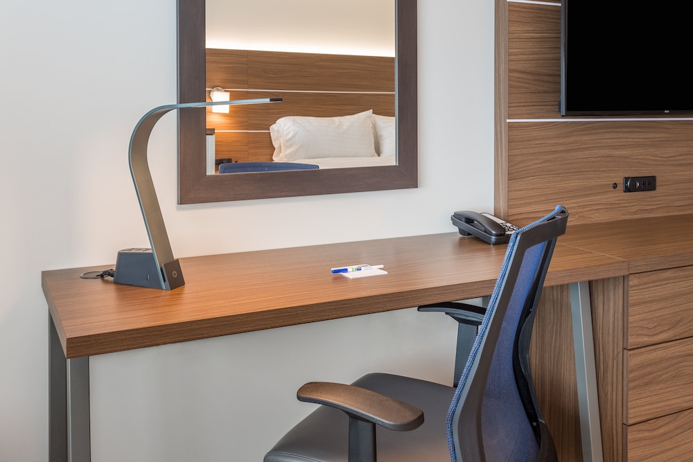Holiday Inn Express Suites Rice Lake 54/72