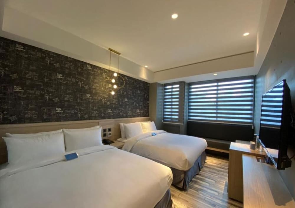 Micro Hotel 12/27