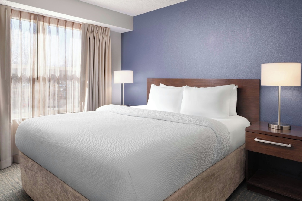 1 BEDROOM, SUITE