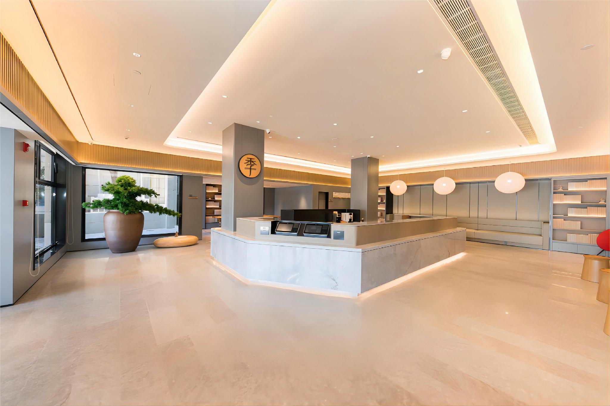 Four Seasons & Rally Hotel 8/47