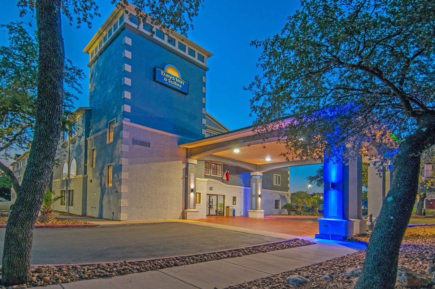 Days Inn & Suites by Wyndham San Antonio North/Stone Oak 2/63
