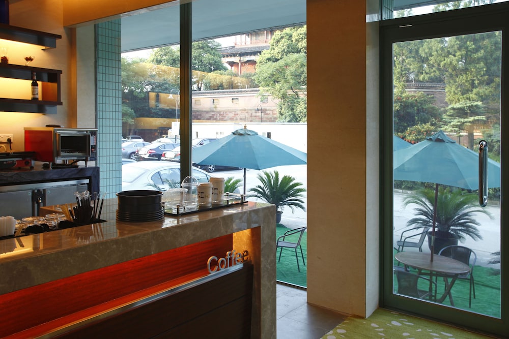 Holiday Inn Riverside 52/82
