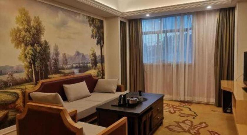 Vienna Hotel (Huizhou Qiuchang Yingbin Road) 37/57