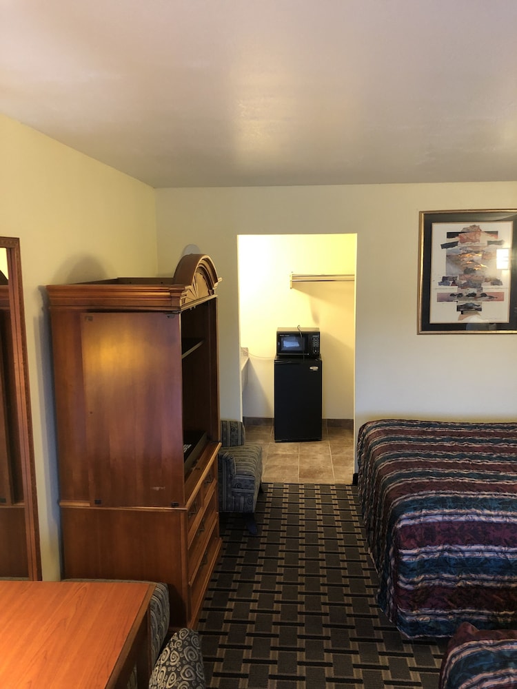 Inn At Mexia 8/64