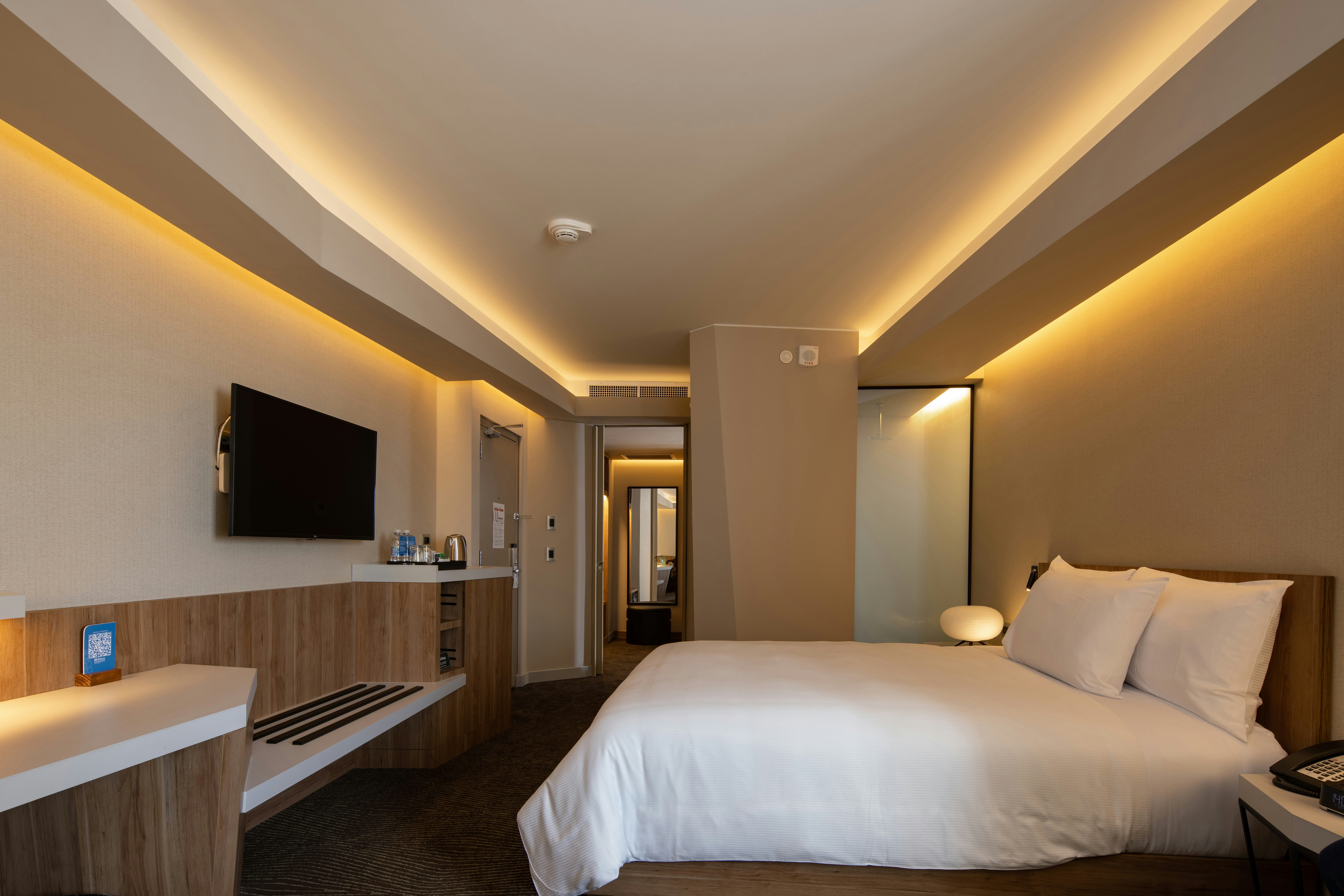 ROOM, QUEEN BED