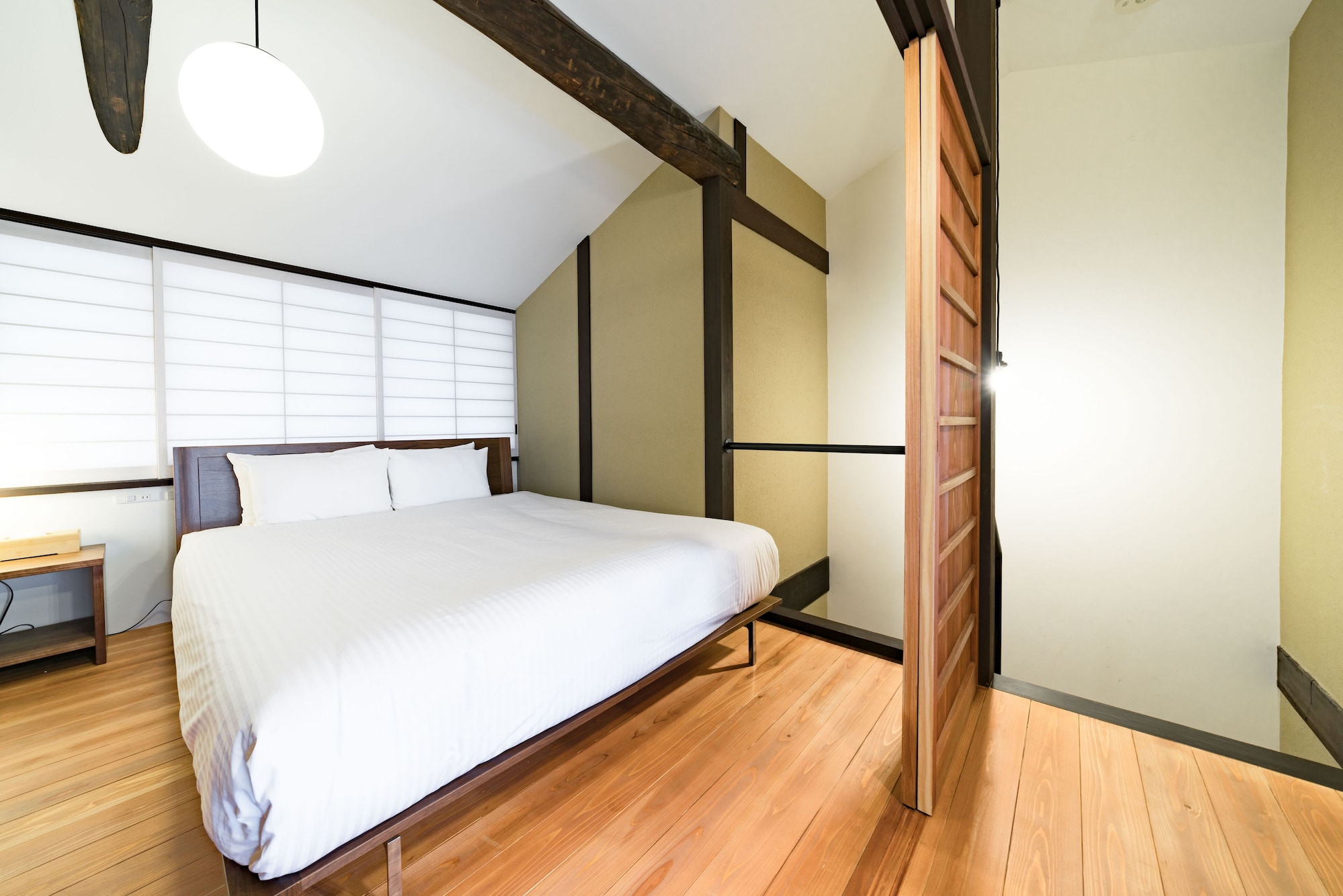 Suite, Futon Bed, Queen Bed, Outdoor Bath