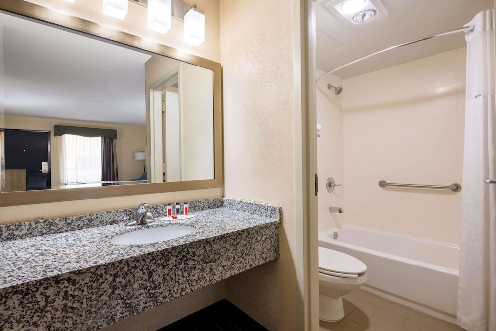 Days Inn by Wyndham Murphy 24/45