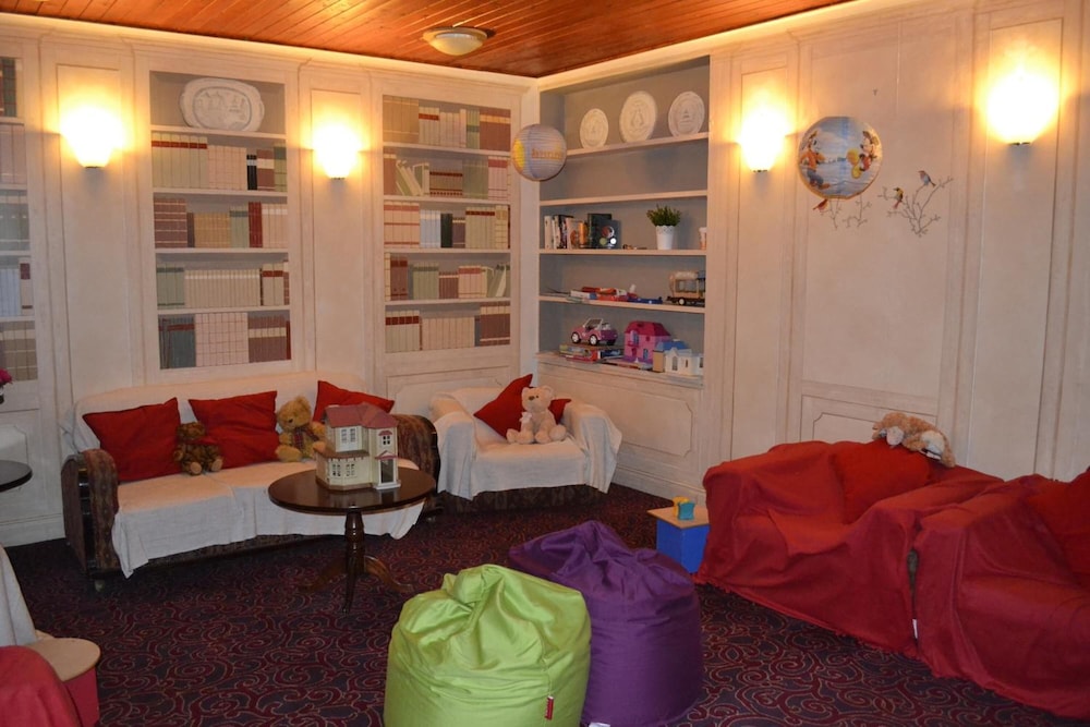 TWIN TREES HOTEL AND LEISURE CLUB(FORMERLY Downhill House Hotel) 27/54