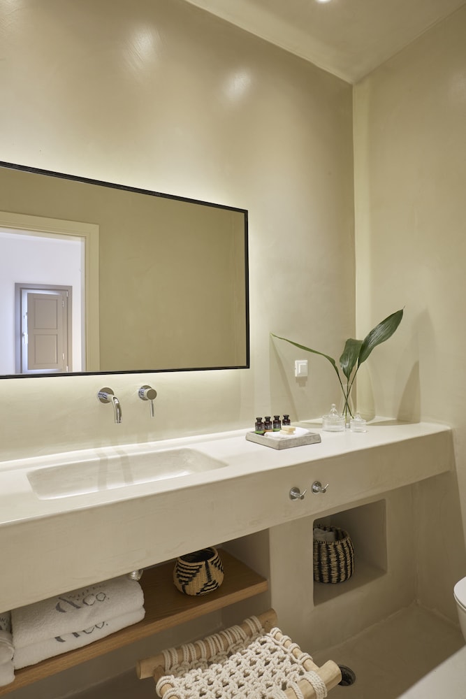 White And Co. La Torre Suites 48/50