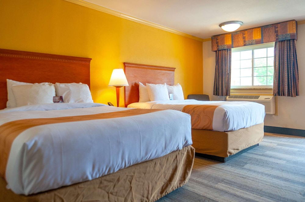 HIBISCUS Inn & Suites 18/43