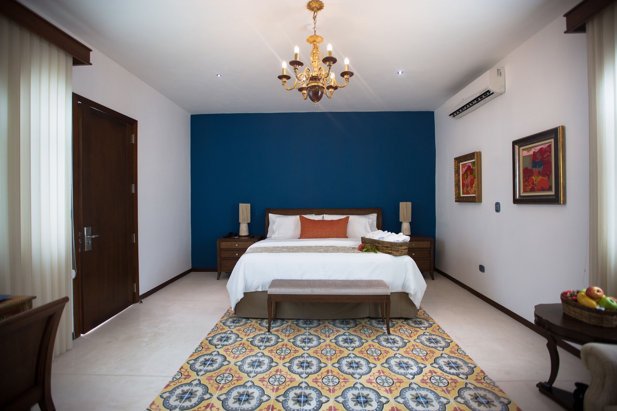 TOWER, JUNIOR SUITE, KING BED, GARDEN VIEW