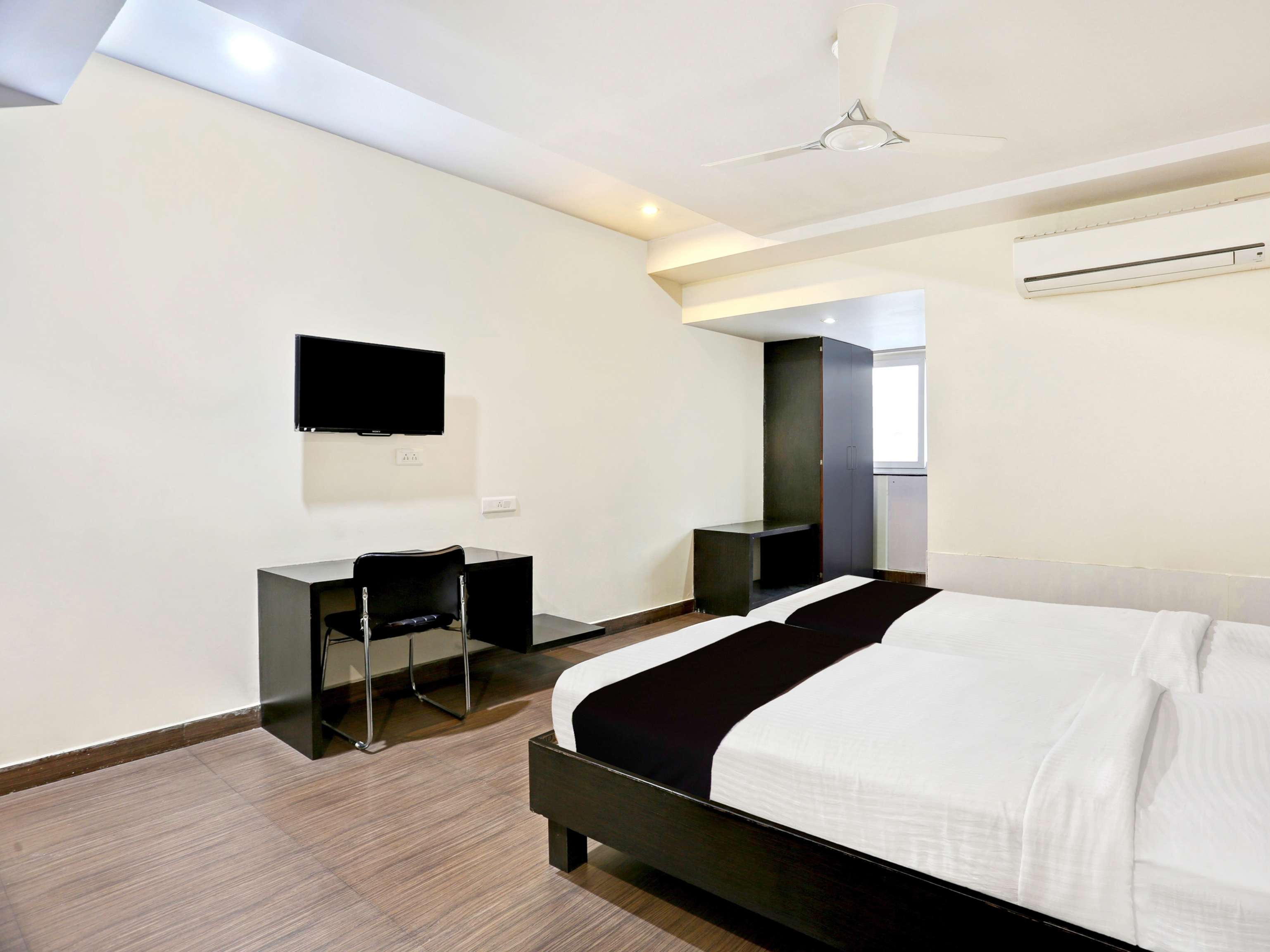 OYO 9003 Deccan Inn 25/42