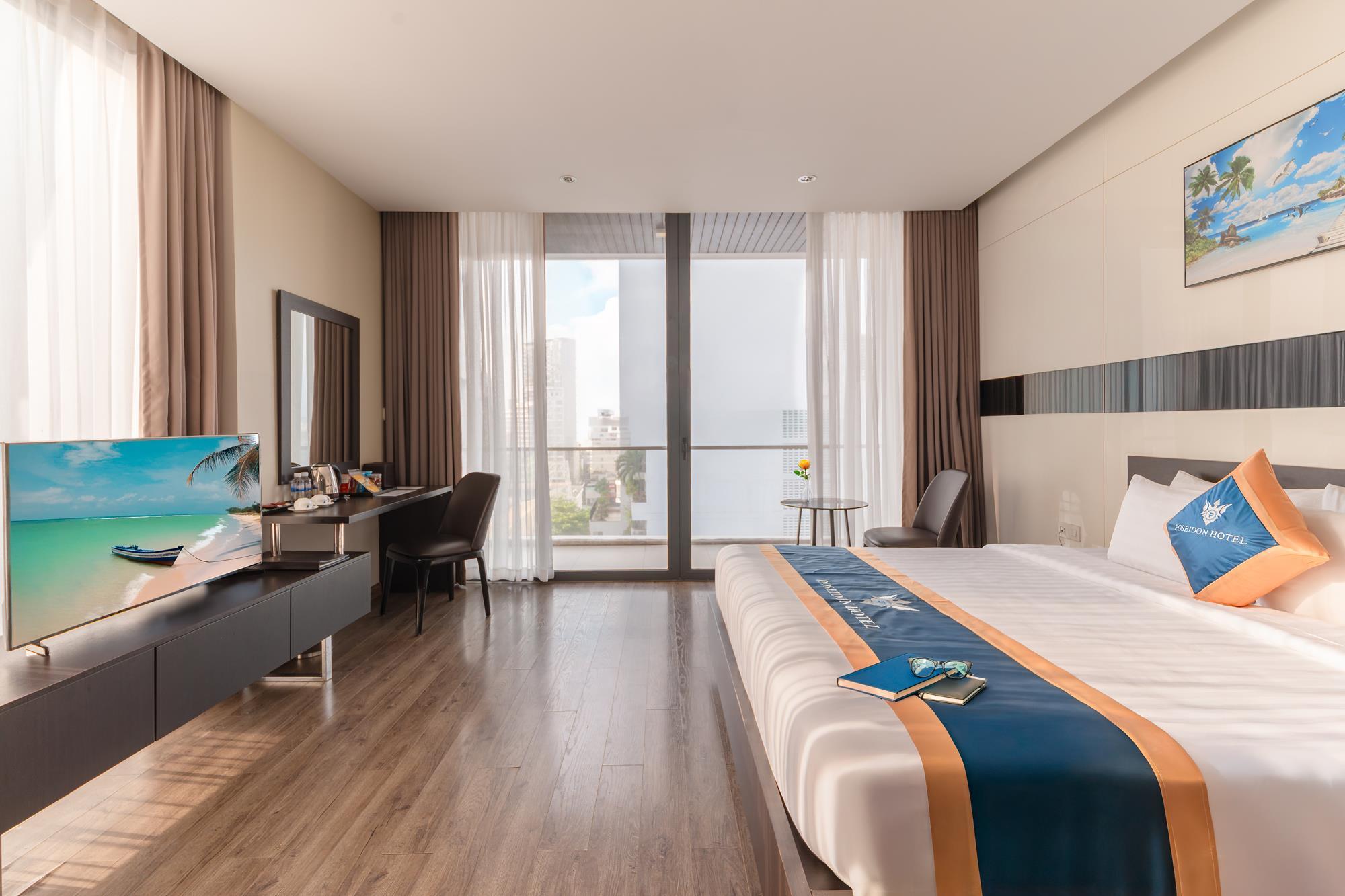 Senior, Executive, City View