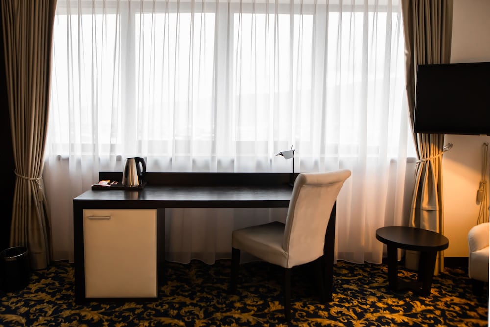 Malak Regency Hotel 68/72