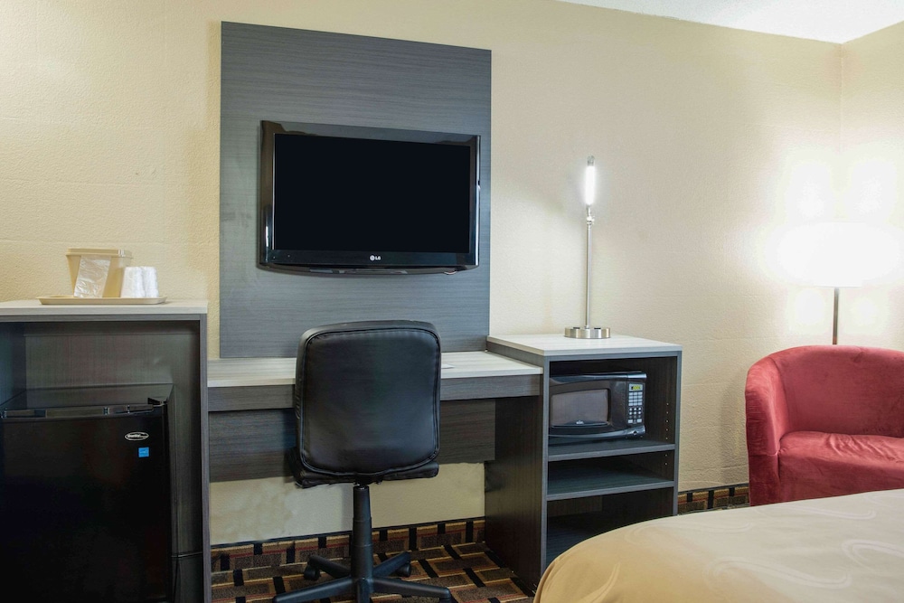 Quality Inn Raynham - Taunton 73/75
