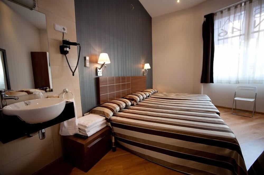 ROOM, TRIPLE