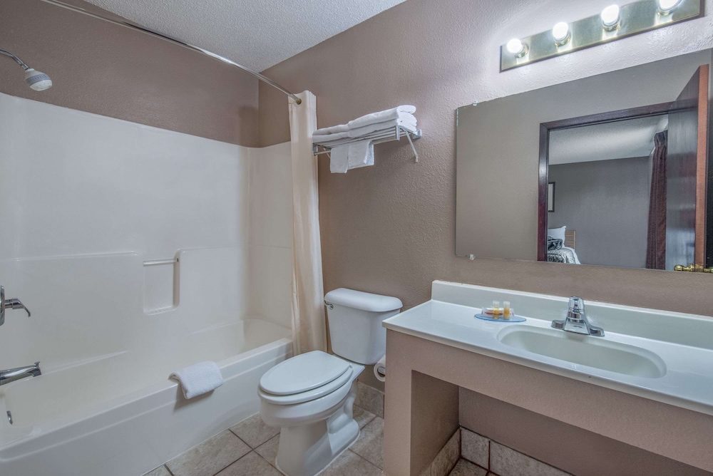 Days Inn by Wyndham Jamestown 15/37