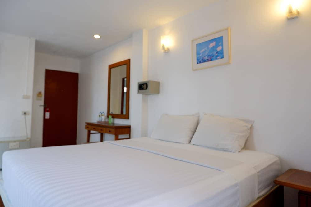 18 Coins Budget Hotel 18/67