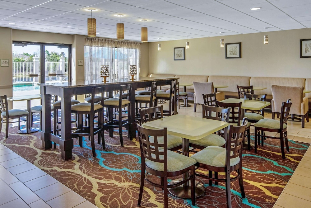 La Quinta Inn & Suites by Wyndham Bonita Springs Naples N. 33/47