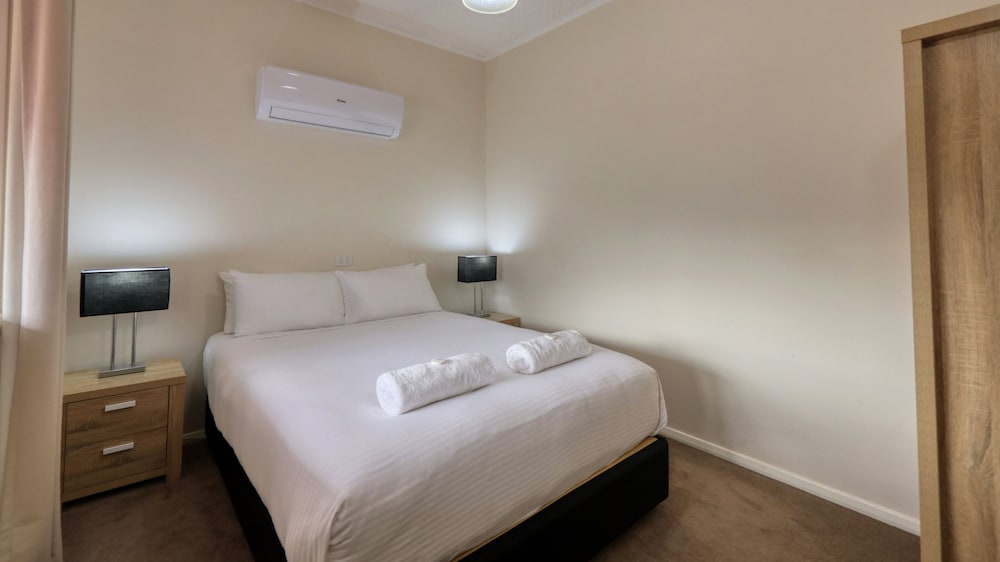 CHARLES RASP MOTOR INN AND COTTAGES 24/56