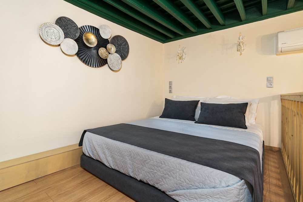 April Luxury Suites 9/50