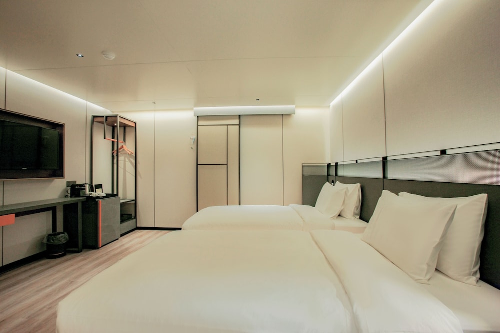DELUXE, TWIN BEDS