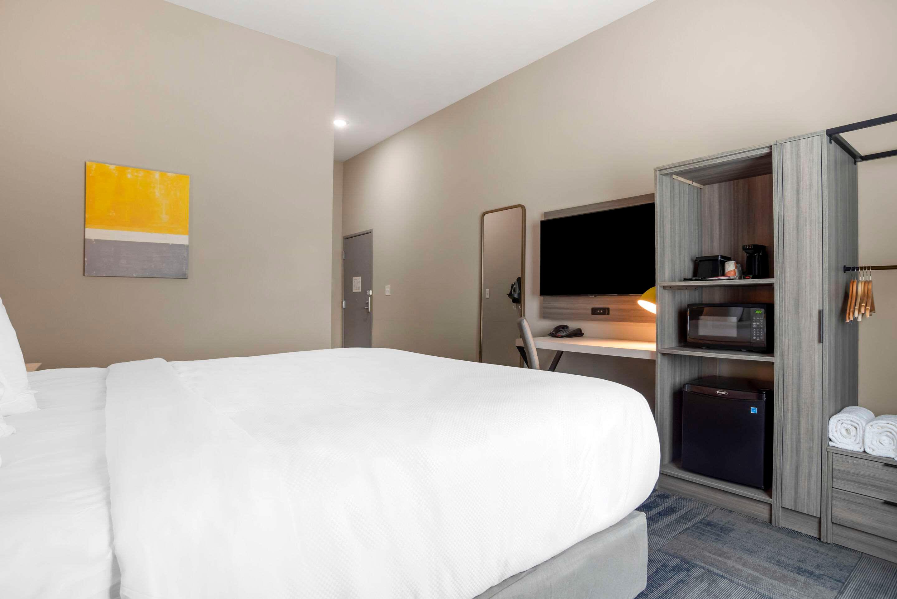 ROOM, QUEEN BED, ACCESSIBLE