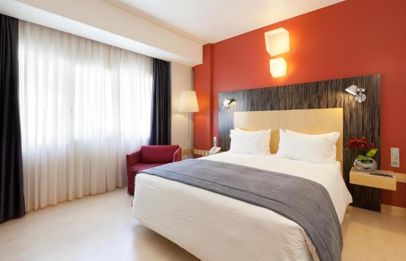 Standard, Single, 2 Double Beds