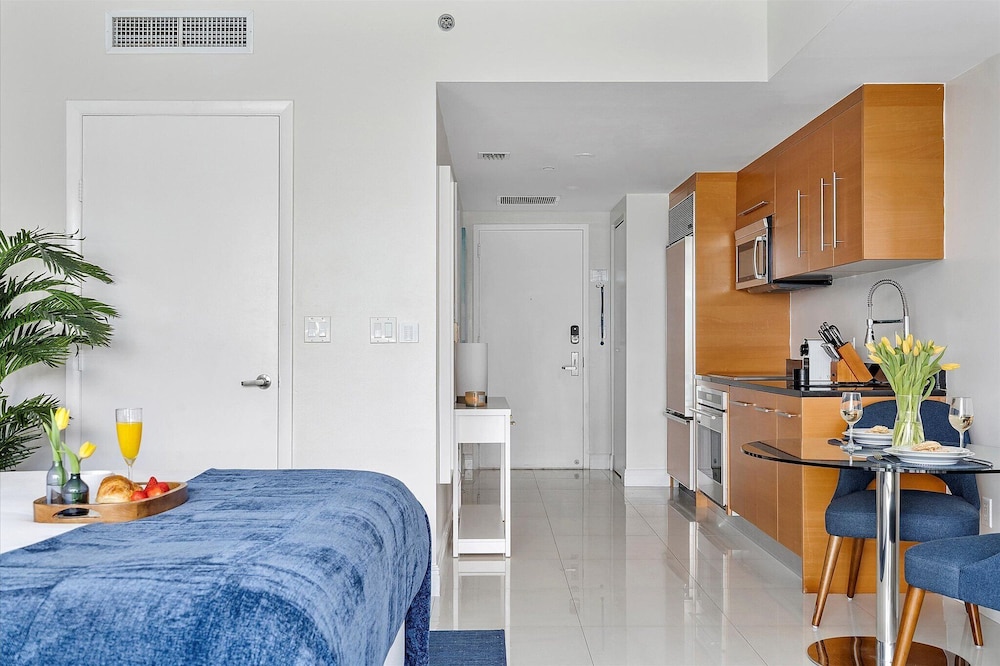Business, Studio, Suite, Queen Bed, City or River View, Balcony، Brickell by Miami Vacation Rentals 3/6