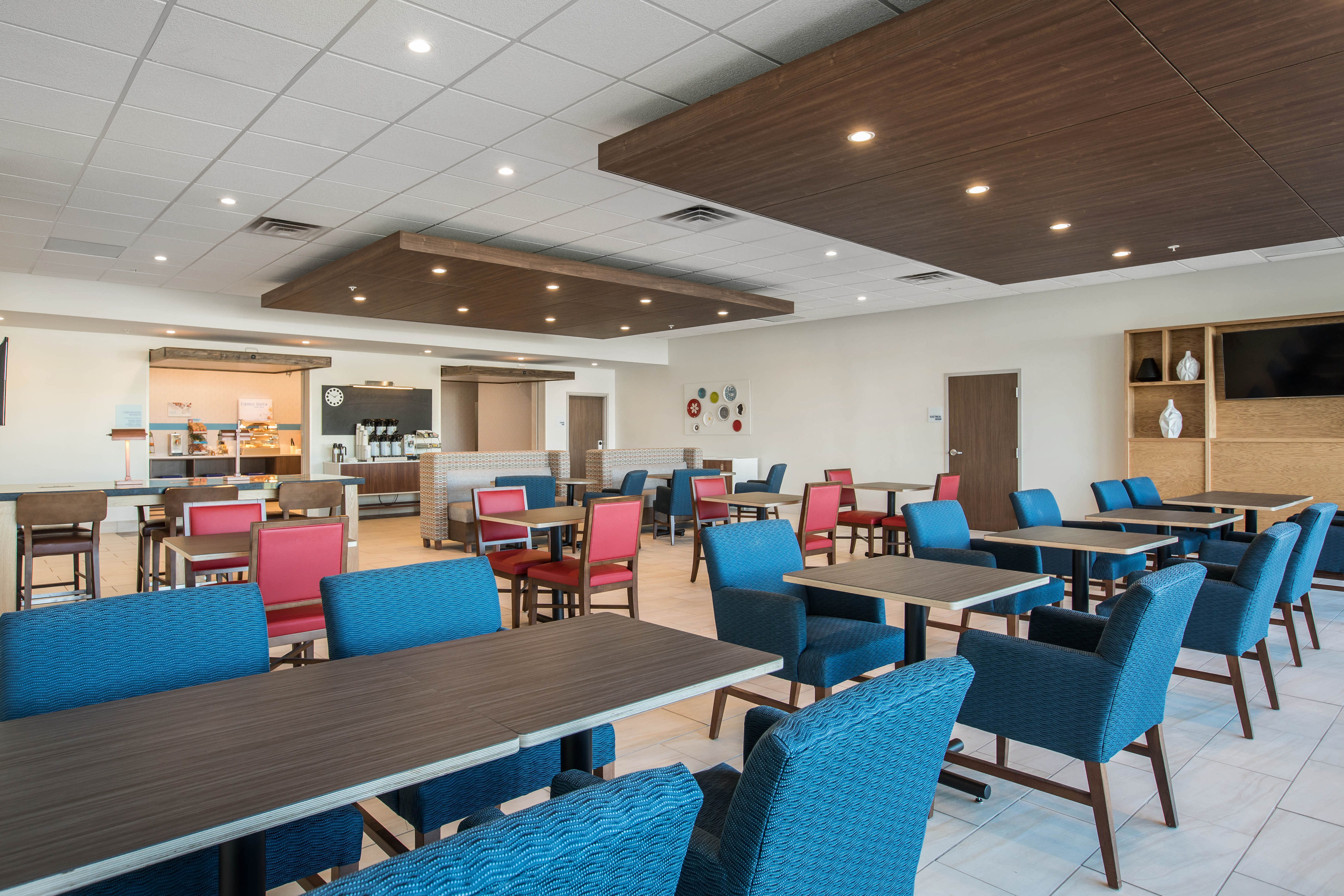 Holiday Inn Express & Suites Ludington 40/46